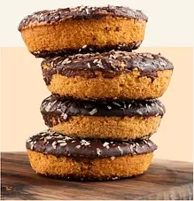 Tumpukan donat berlapis cokelat